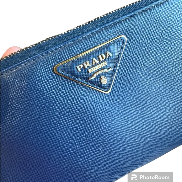 AUTHENTIC PRADA SAFFIANO LEATHER TRIANGLE LOGO ZIP WALLET - Picture 2 of 16